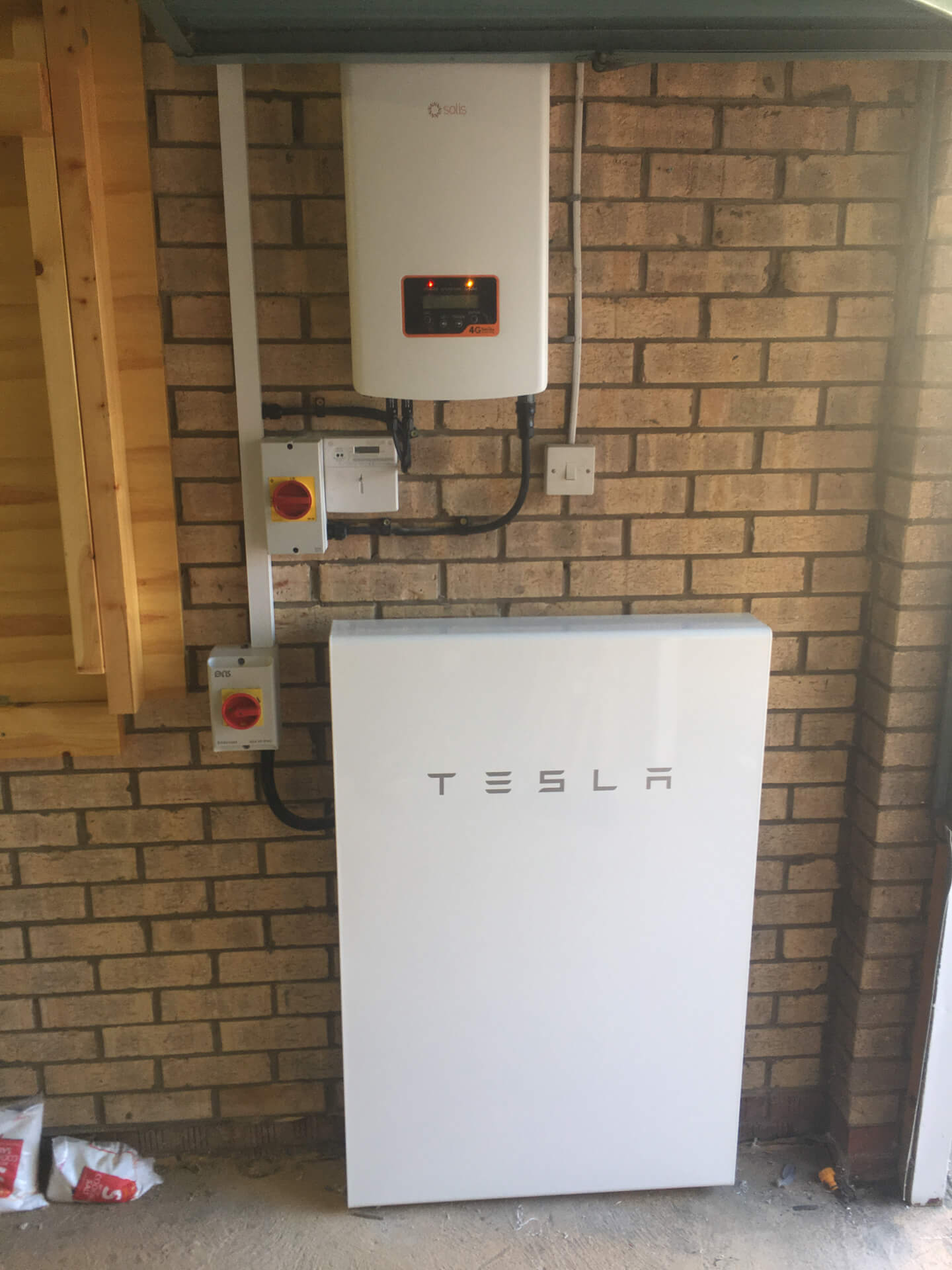 Seamlessly integrating solar power and battery storage